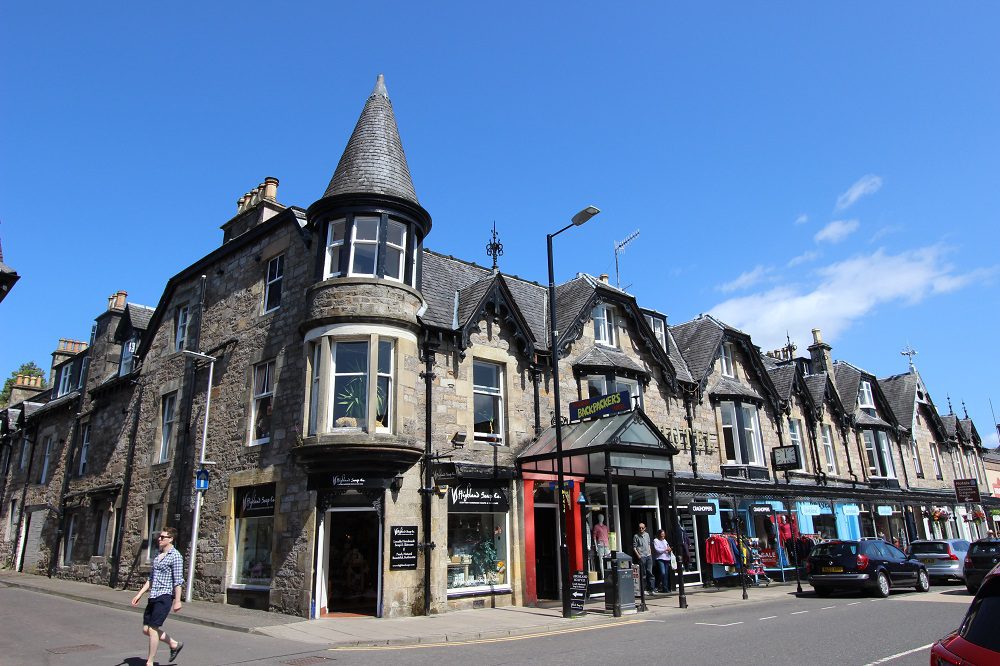 front pitlochry backpackers