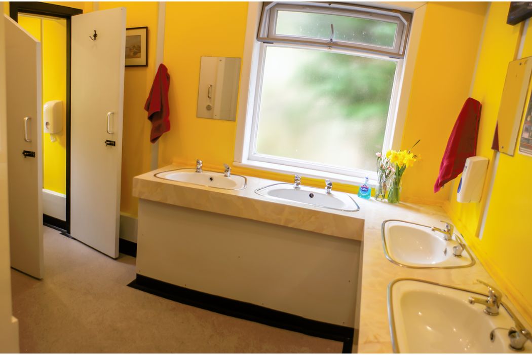 Lochside Hostel - Loch Ness- Bathroom